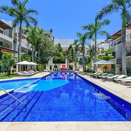 3-Level Condo With A Private Balcony & Rooftop Lounge